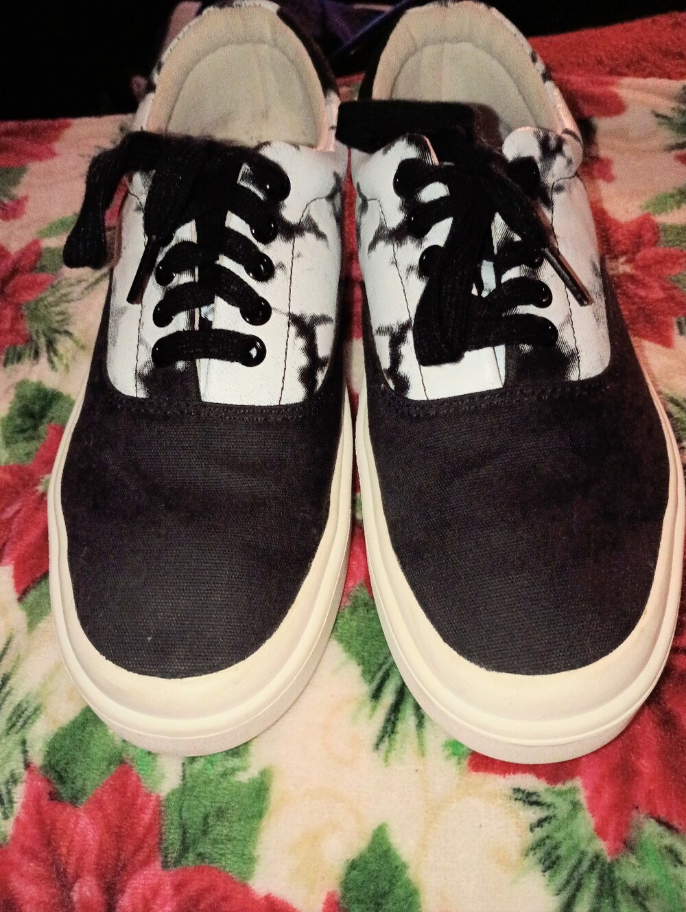 Men's Navy Blue and White Casual Lace-Up Sneakers